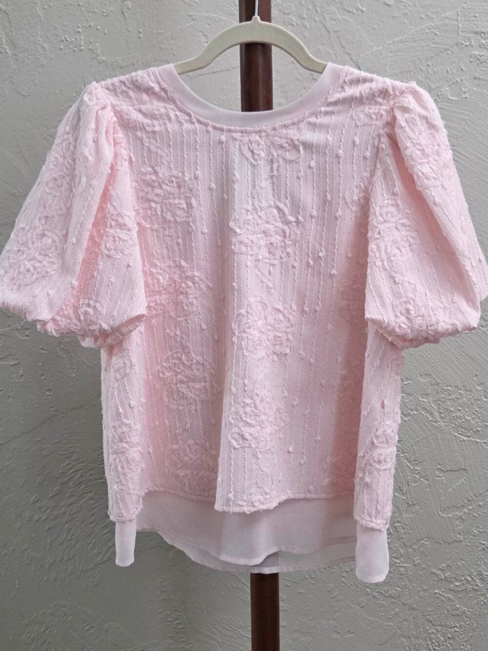 T46. Women's Pink Floral Textured Puff Sleeve Blouse